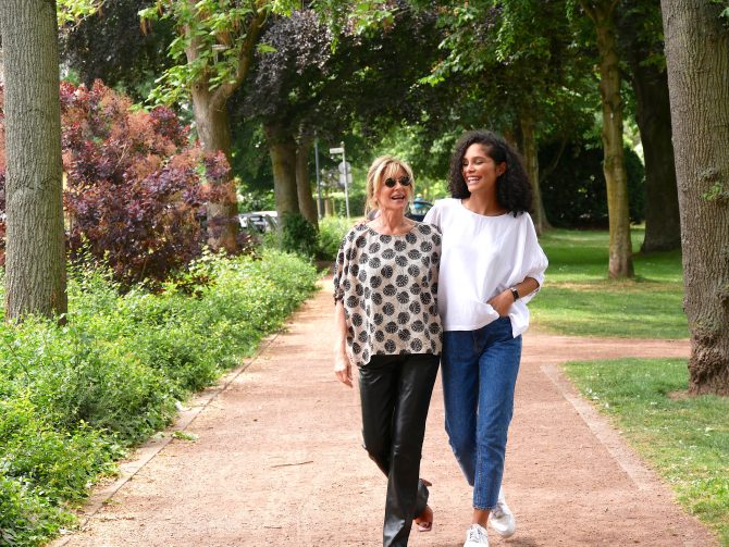 charismalook-bluse-mode-print-weiß-sommer-outfit-styling