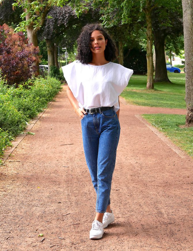 charismalook-bluse-weiß-sommer-haare-jeans-mode-outfit