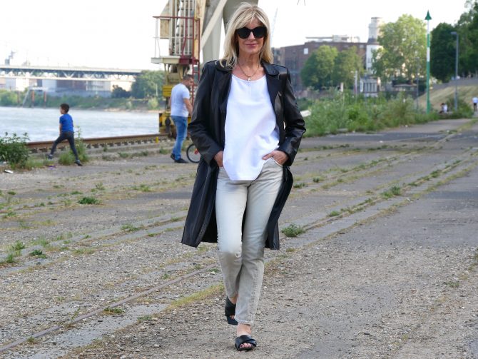 charismalook-bluse-outfit-leder-jeans-weiß-sommer