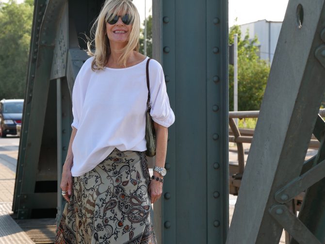 charismalook-bluse-mode-styling-blond-haare-weiß-seide