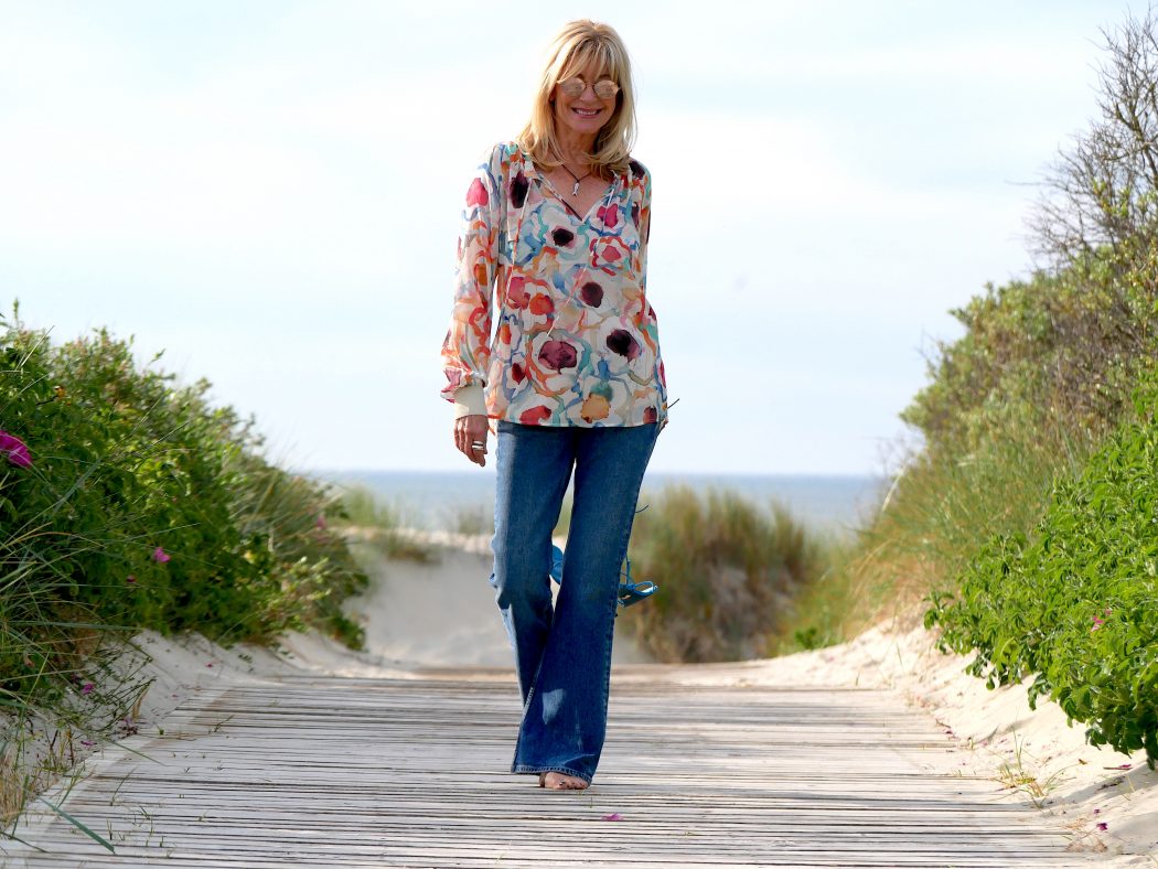 charismalook-mode-lieblinge-styling-shopping-blond-seidenbluse-jeans