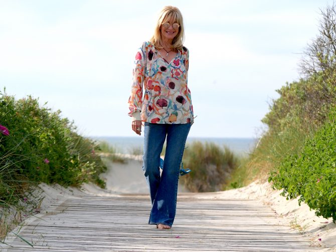 charismalook-mode-lieblinge-styling-shopping-blond-seidenbluse-jeans