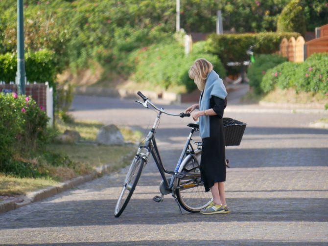 charismalook-schwarz-mode-wickelkleid-wrap-highlight-sosue-sommer