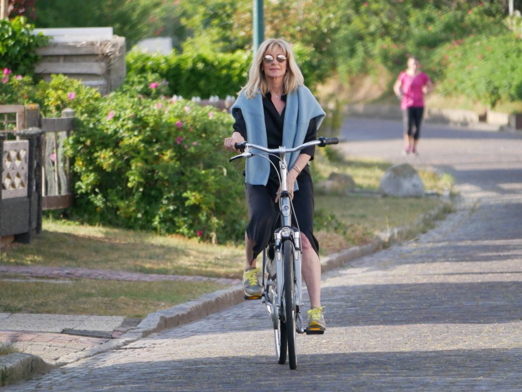 charismalook-schwarz-pulli-mode-wickelkleid-highlight-sommer-insider-neu-shopping