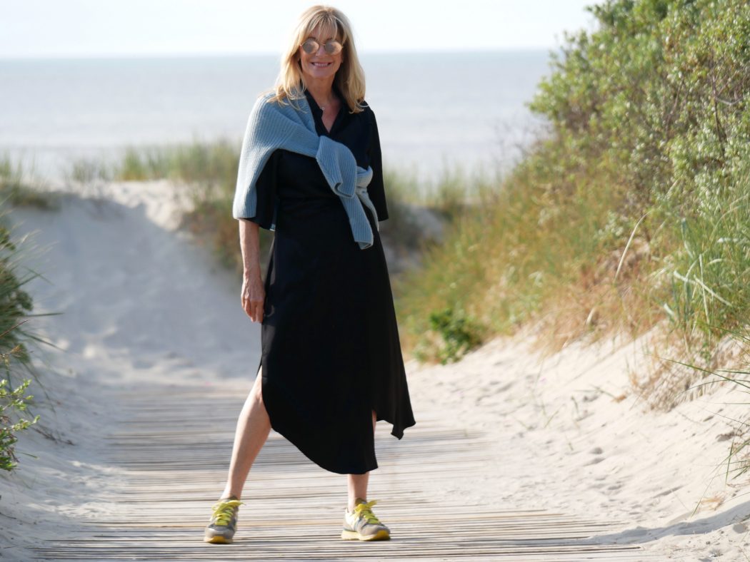 charismalook-schwarz-mode-sommer-highlight-sosue-pulli-blau-sommer