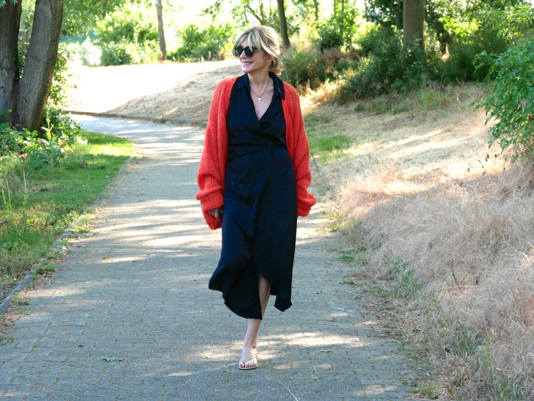 charismalook-schwarz-wickelkleid-mode-beauty-ornage-strickjacke-sosue-highlight