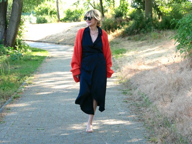 charismalook-schwarz-wickelkleid-mode-beauty-ornage-strickjacke-sosue-highlight