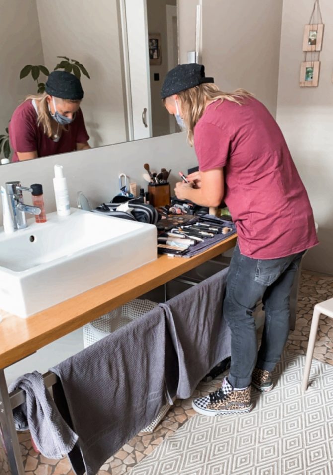 charismalook-donna-stilvorbild-mode-produktion-zuhause-make-up