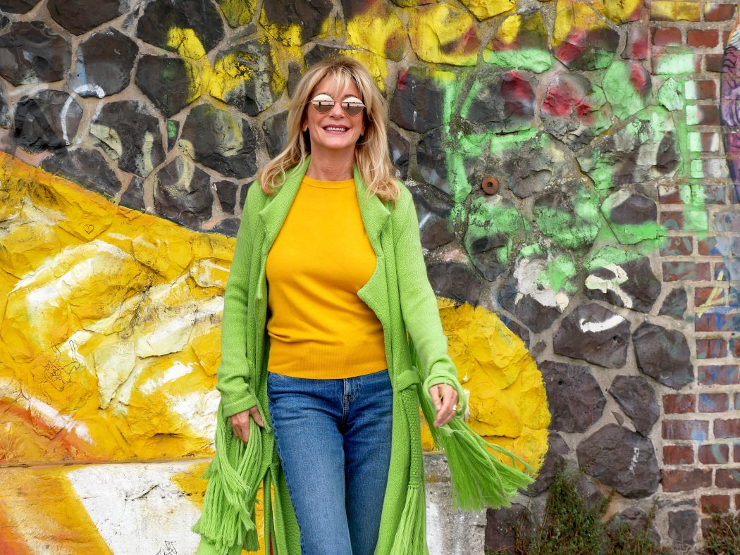 charismalook-herbsttipp-grün-mode-strick-mantel-shopping-online-styling-mode-beauty-blond