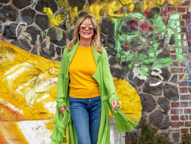 charismalook-herbsttipp-grün-mode-strick-mantel-shopping-online-styling-mode-beauty-blond