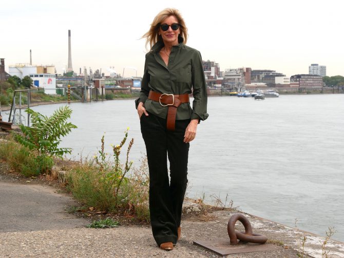 charismalook-herbsttipp-grün-styling-mode-gürtel-blond