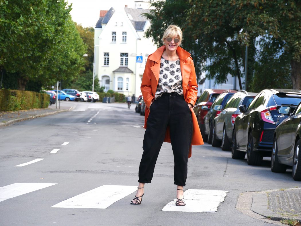 charismalook-jacken-und-mäntel-vegan-trench-mode-shopping-bluse
