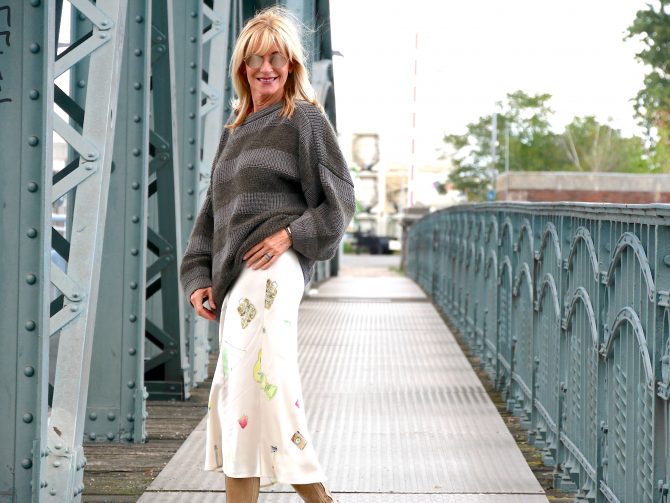 charismalook-pullover-herbst-look-satinrock-trend