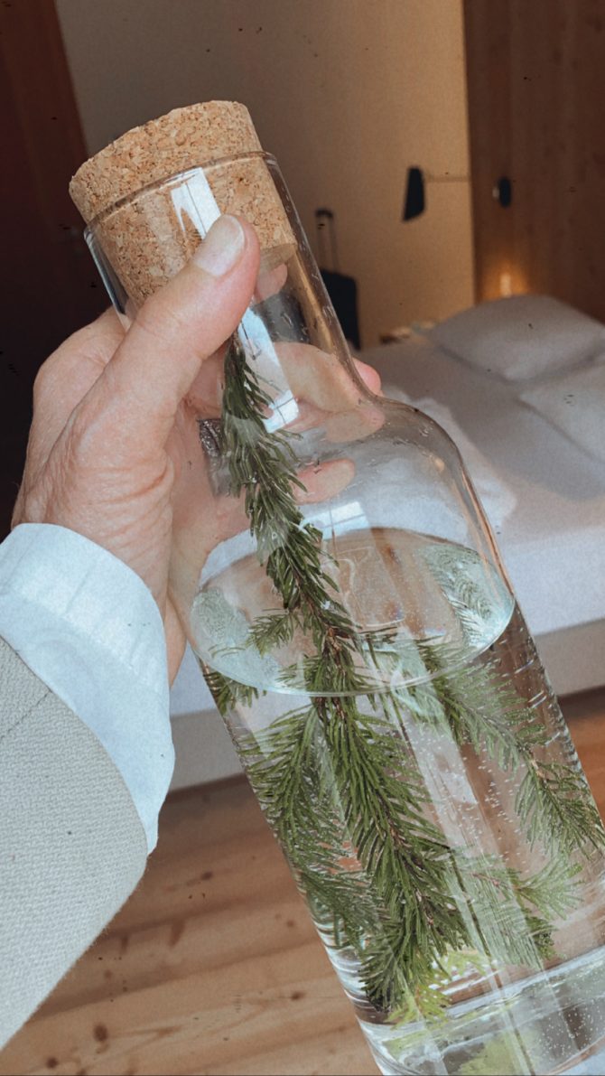 charismalook-zum-hirschen-auszeit-reisen-südtirol-zimmer-naturhotel