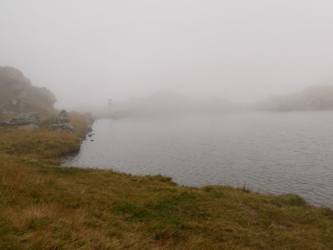 charismalook-zum-hirschen-reisen-naturhotel-herbst-südtirol-bergsee