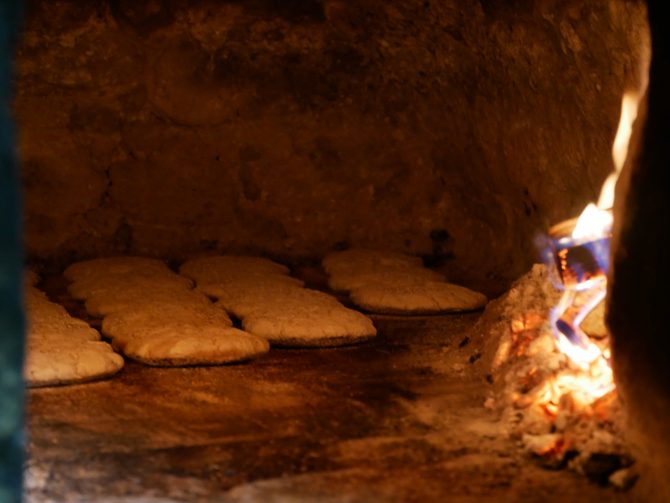 charismalook-zum-hirschen-naturhotel-brot-backen-auszeit-südtirol