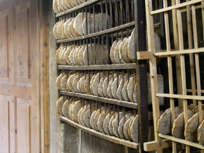 charismalook-zum-hirschen-roatnackerhof-brot-backen-auszeit-südtirol