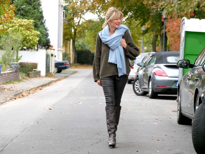 charismalook-skinny-lederhose-fakeleder-mode-braun-pullover-schal