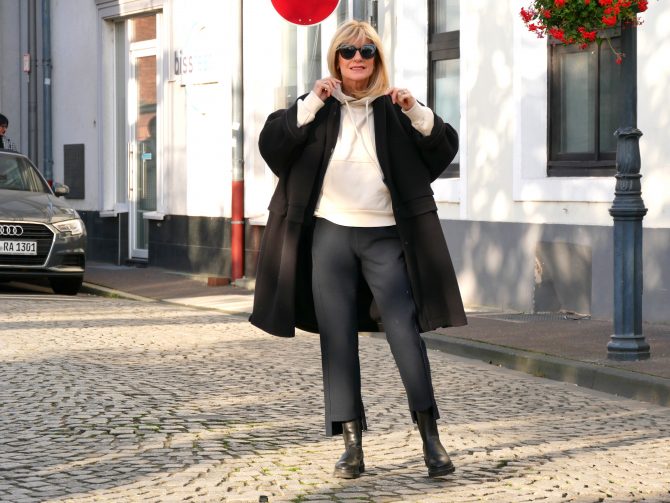 charismalook-mantel-mode-outfit-winter-shopping-schwarz-trend