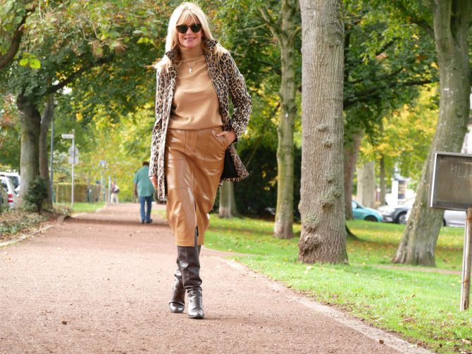 charismalook-camel-outfif-mode-kuschelfarbe