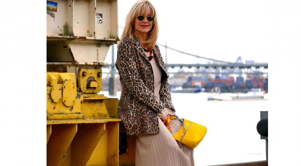 charismalook-strickkleid-mode-beauty-blazer-animalprint-beige