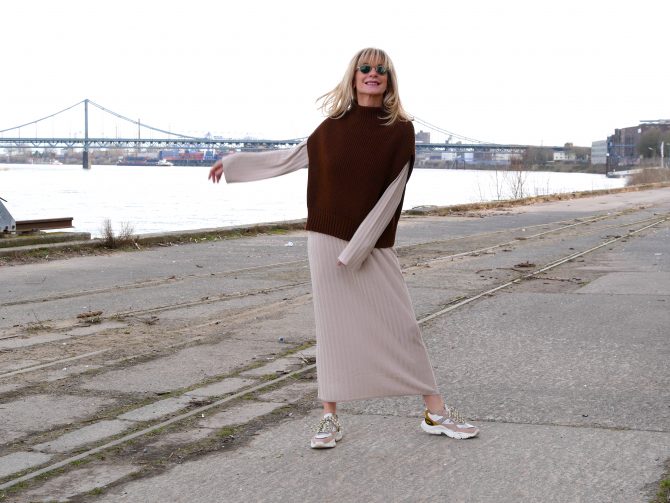 charismalook-strickkleid-mode-beauty-pullunder-sneaker