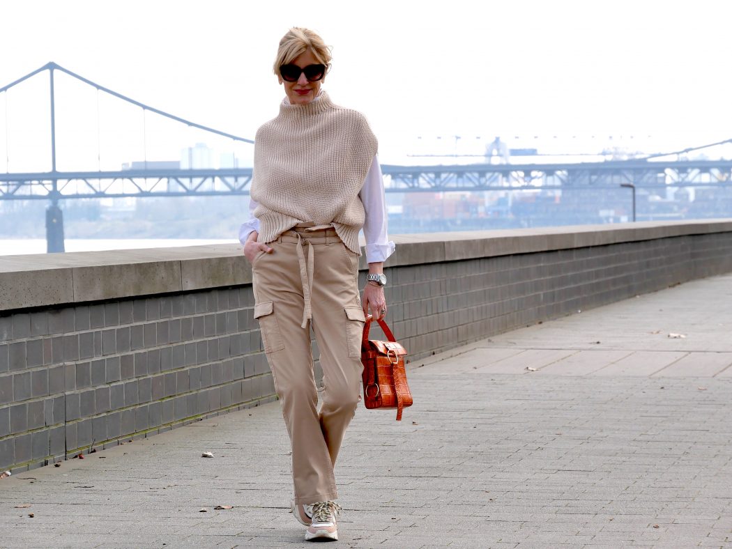 charismalook-denim-report-mode-beige-jeans-sneakers