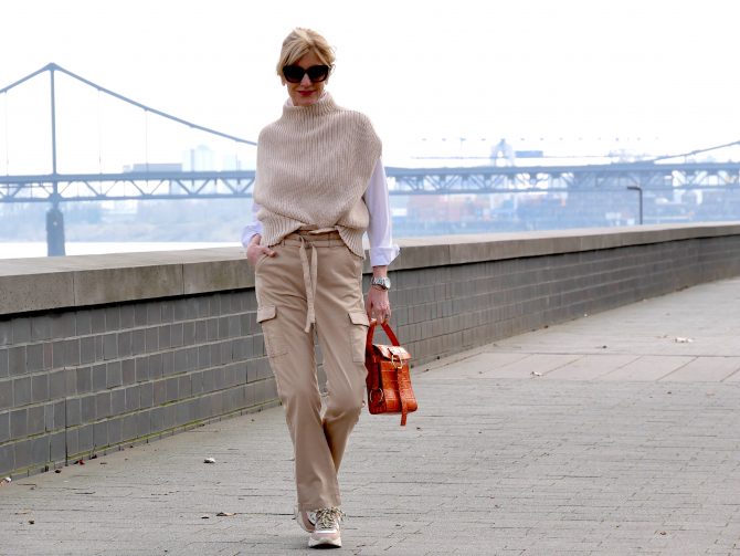 charismalook-denim-report-mode-beige-jeans-sneakers