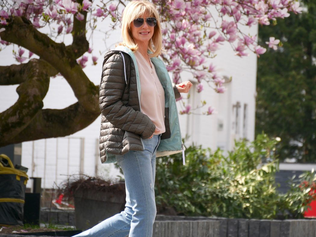 charismalook-steppjacke-mode-online-shopping-outfit-grün-jeans