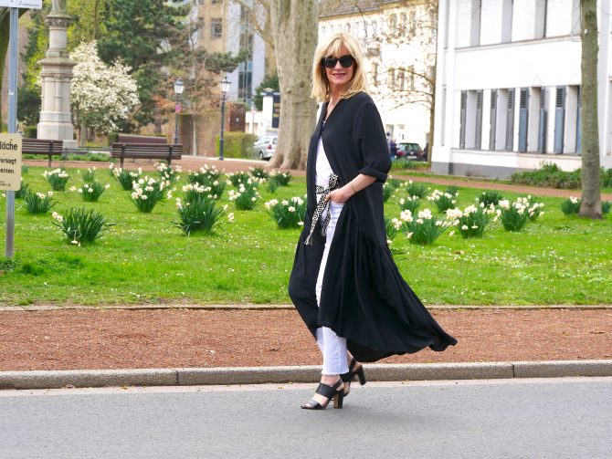 charismalook-seide-schwarz-volantkleid-weit-jeans-outfit