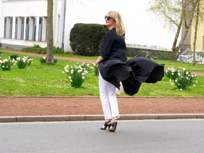 charismalook-seide-mode-sommer-outfit-schwarz-kleid