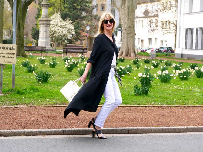 charismalook-seide-mode-outfit-styling-sommer-schwarz-kleid