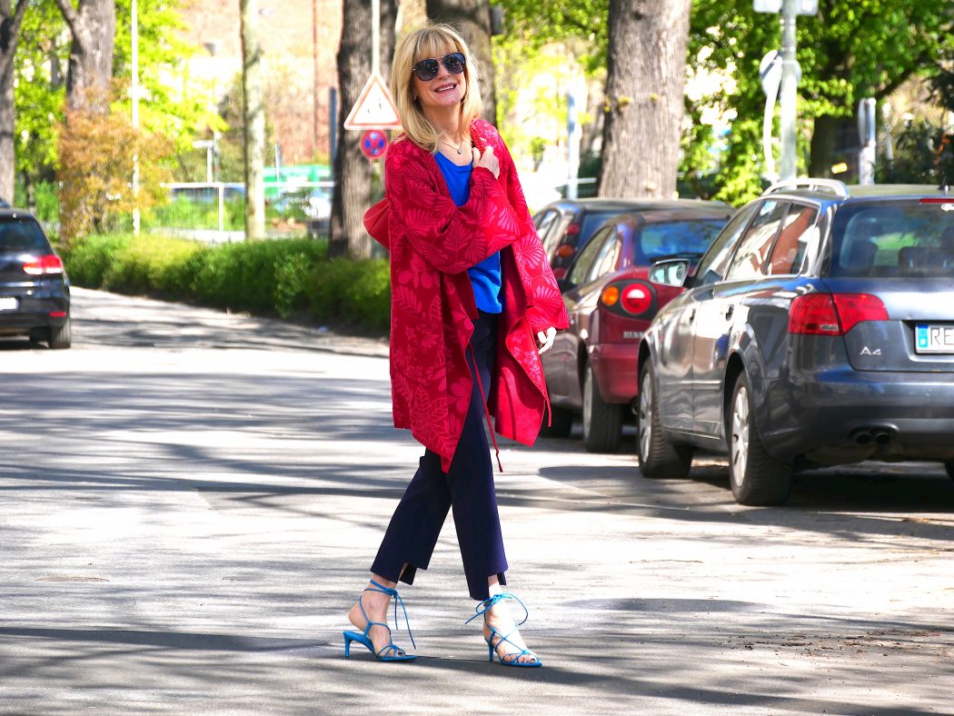 charismalook-cardigan-strickjacke-rot-wickeljacke-hose-blau