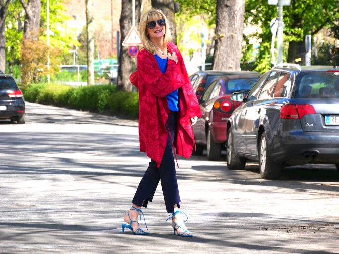 charismalook-cardigan-strickjacke-rot-wickeljacke-hose-blau