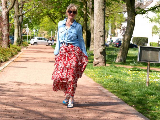 charismalook-prinzessinnen-rock-volantrock-outfit-rot-jeanshemd