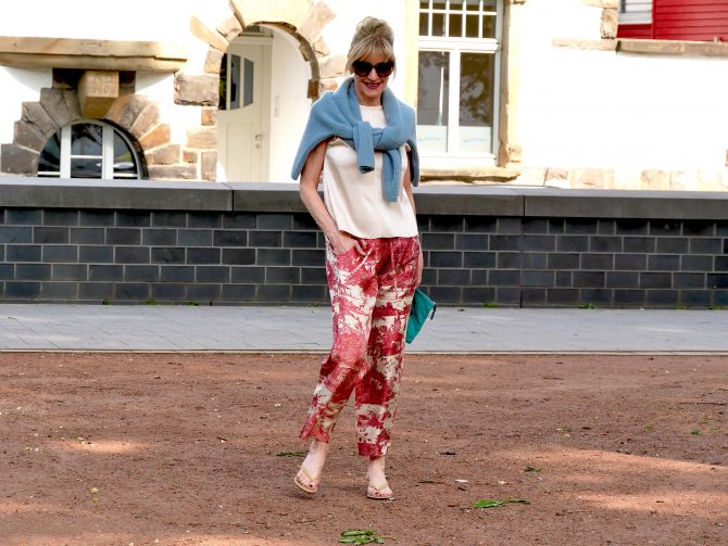 charismalook-pyjama-look-outfit-seide-print-hose-top-pullover
