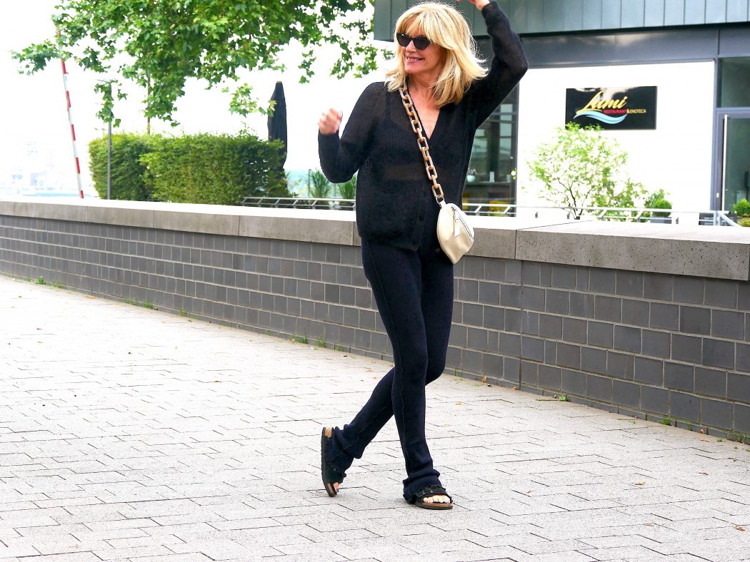 charismalook-schwarz-mode-outfit-shopping-online-leggings-cardigan