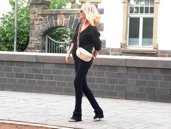 charismalook-schwarz-mode-online-shopping-leggings-cardigan-sandalen