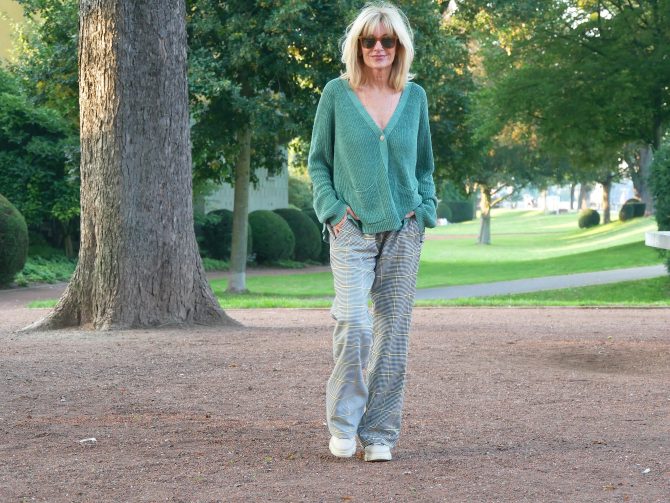 charismalook-powerfarben-outfit-trend-karohose-shopping