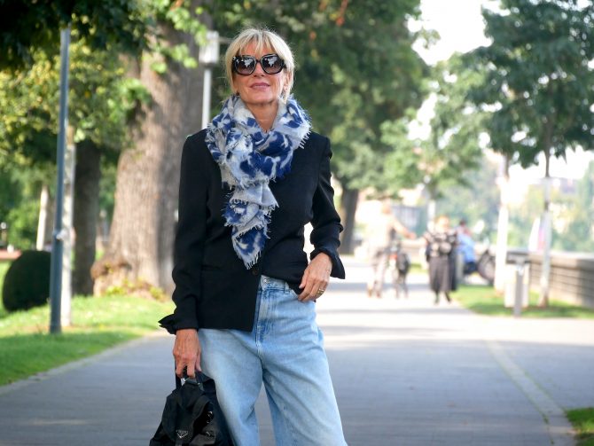 charismalook-big-flared-jeans-blau-oversized-blau-schal