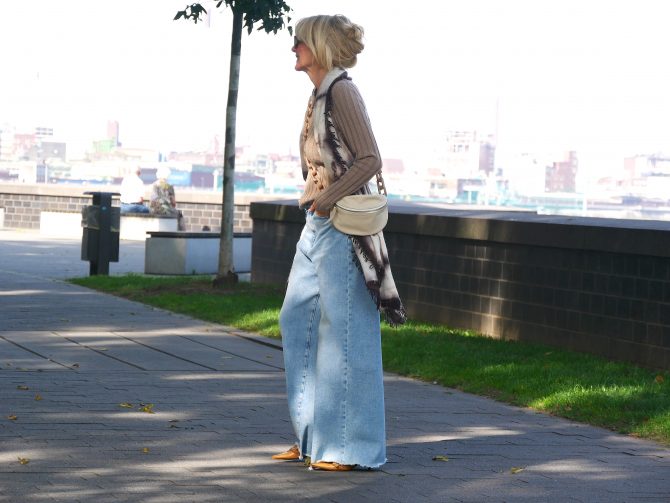 charismalook-big-flared-jeans-blau-denim-beige-pullover-schal-online-shopping