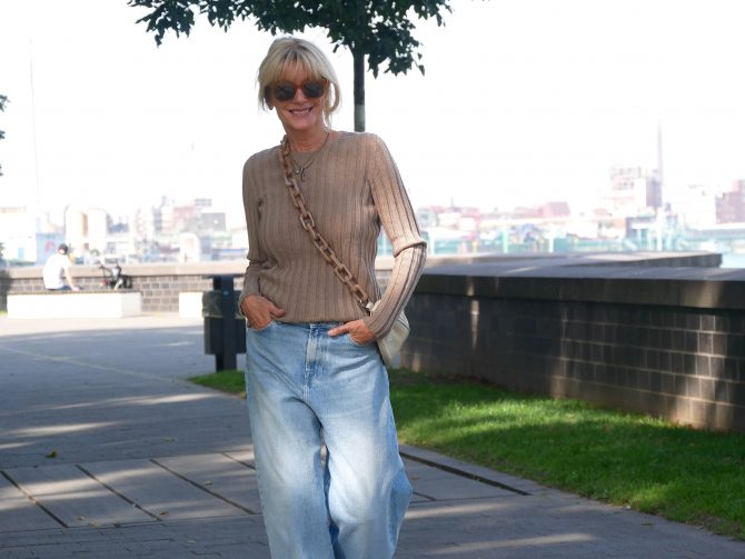 charismalook-big-flared-jeans-weite-hose-blau-pullover-beige-strick