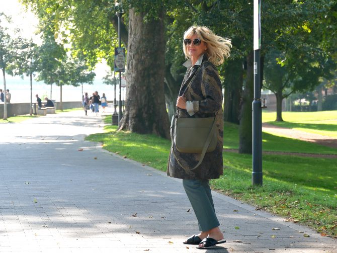 charismalook-salbei-mode-mantel-tasche-blond