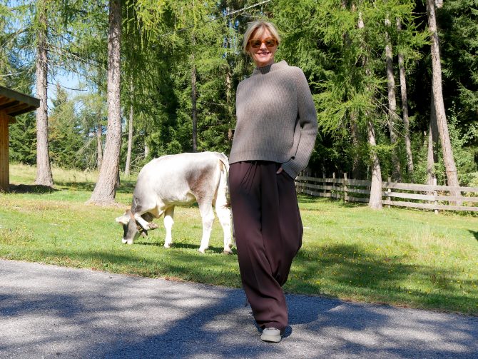 charismalook-mokka-farbtrend-braun-hose-strik-karin-rocke