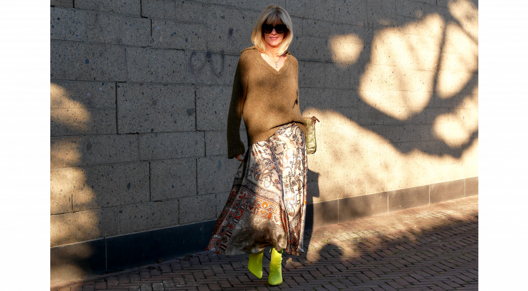 charismalook-high-class-strick-mode-beitrag-seidenrock-oliv-pullover-blond-shopping-online