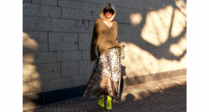 charismalook-high-class-strick-mode-beitrag-seidenrock-oliv-pullover-blond-shopping-online