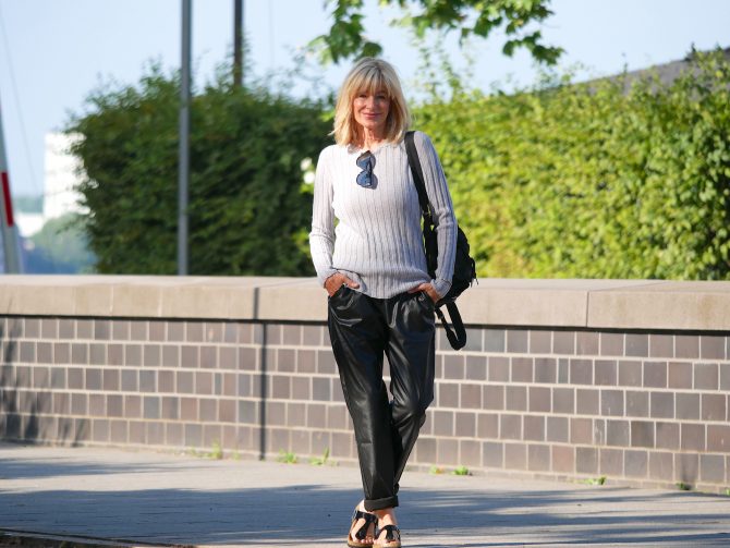 charismalook-high-class-strick-mode-grau-leder-shopping-outfit-online