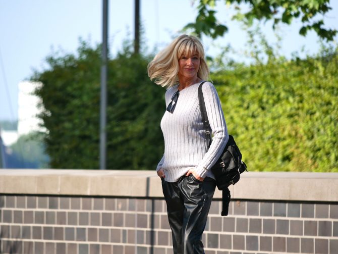 charismalook-high-class-strick-mode-beauty-haare-frisur-blond-look-online-shopping