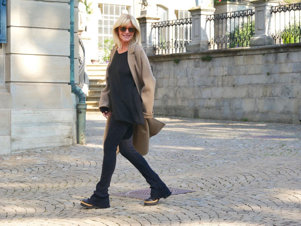 charismalook-camel-coat-mode-schwarz-beige-leggings
