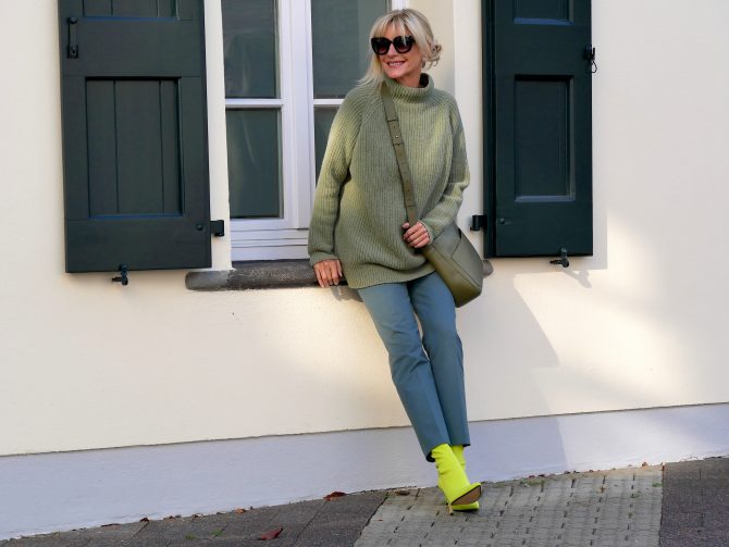 charismalook-high-class-strick-mode-grün-pullover-hose-outfit-neon